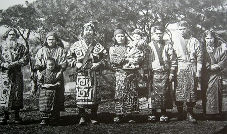 Группа айнов в традиционных костюмах, 1904